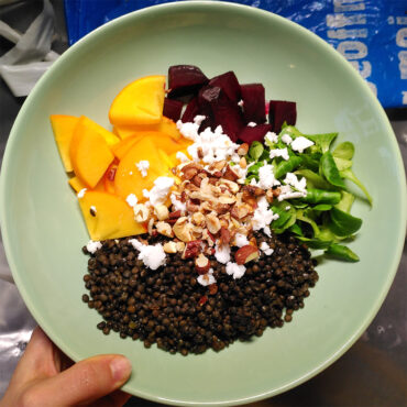 belugalinsen-salat-mit-kaki-und-randen