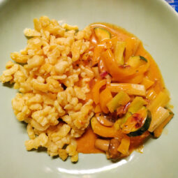 knoepfli-mit-gemuese-an-cremesauce