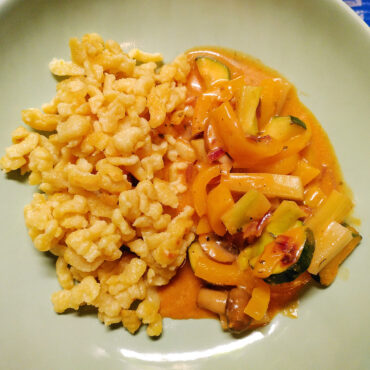 knoepfli-mit-gemuese-an-cremesauce