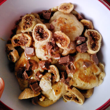 mini-pancakes-mit-getrockneten-feigen-schokolade-erdnussmus-und-reissirup