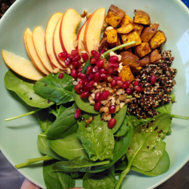 suesskartoffel-salat-mit-spinat-und-quinoa