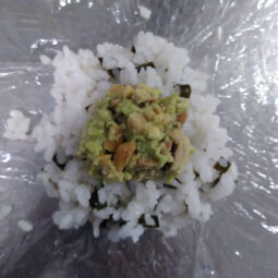 vegane-onigiri-mit-erdnuss-raeuchertofu-avocado-fuellung