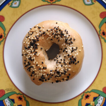 veganer-bagel-mit-sesam