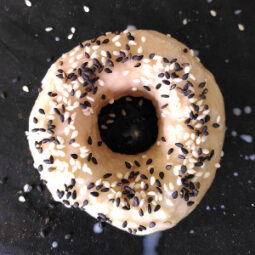 veganer-bagel-ungebacken-mit-sesam